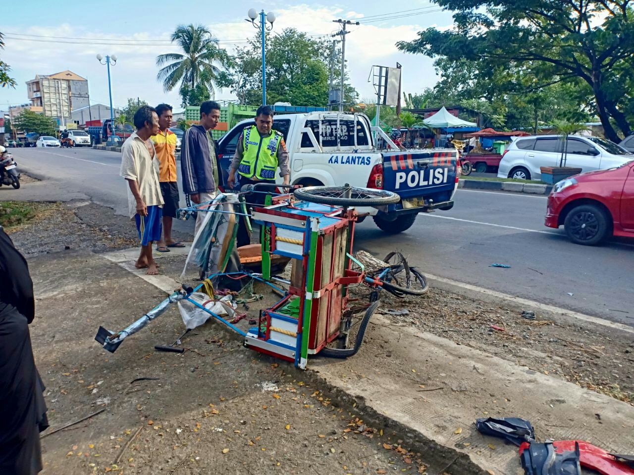 unit-laka-polres-maros-mengamankan-becak-yang-dikayuh-syamsuddin_20180720_195826.jpg