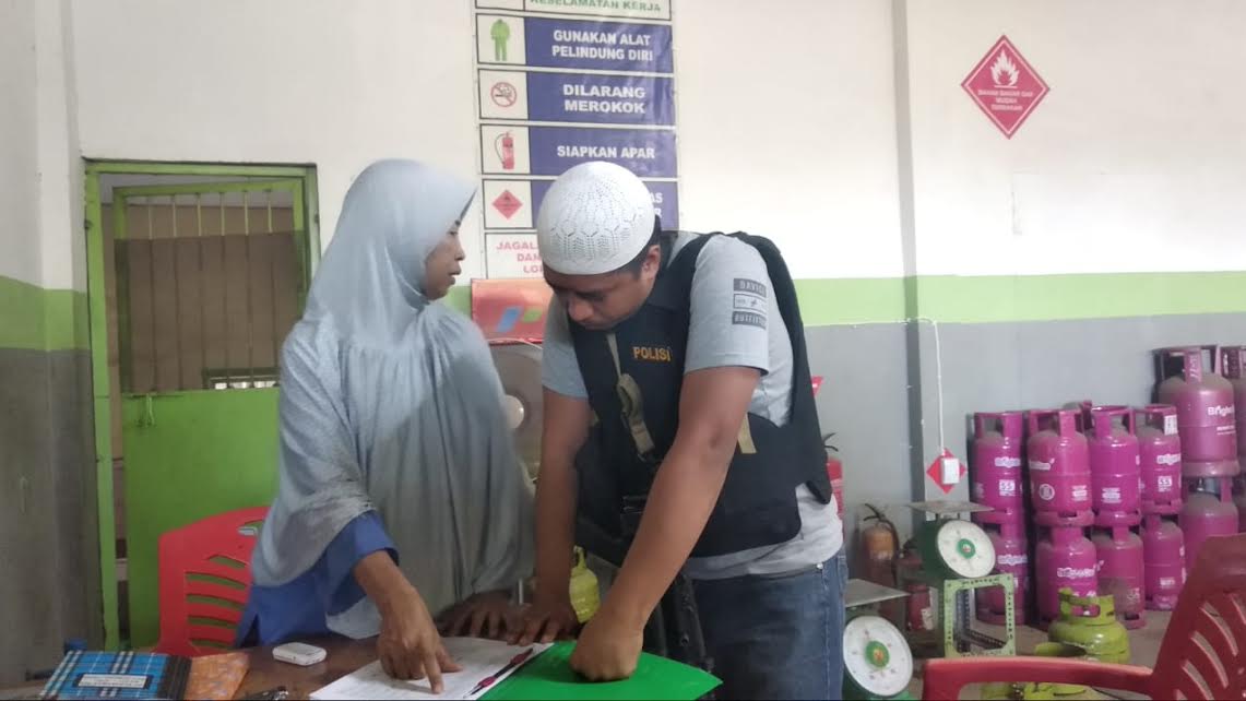 unit-resmob-satreskrim-polres-maros-menggrebek-pangkalan-gas-elpiji-3-kg_20180909_130331.jpg