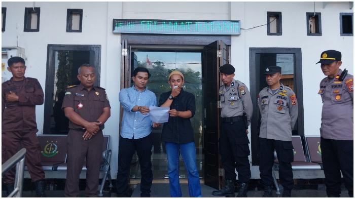 unjuk-rasa-di-Kantor-Kejaksaan-Negeri-Kejari-Bulukumba.jpg