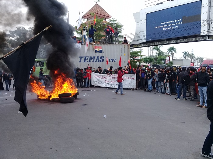 Tolak Omnibus Law, Mahasiswa Bar-bar Blokade Batas Gowa Makassar