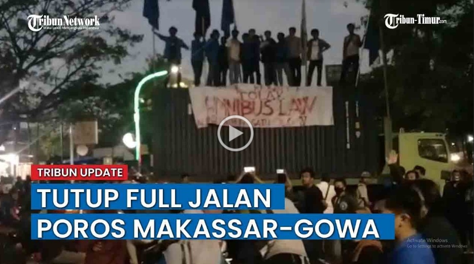 unjukrasa-tolak-omnibus-law-di-depan-kampus-universitas-muhammadiyah-unismuh-2.jpg