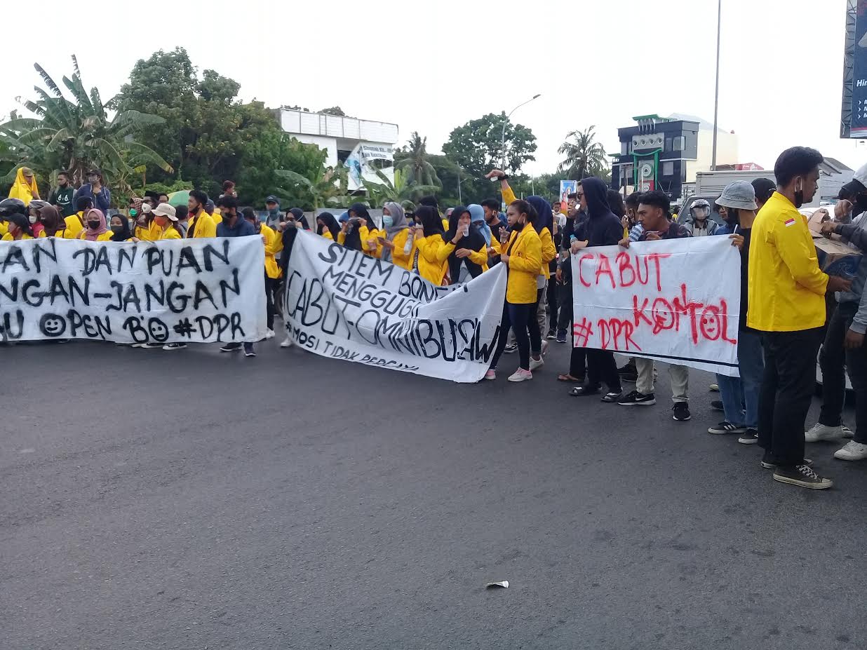 unjukrasa-tolak-omnibus-law-stiem-bongaya-2.jpg