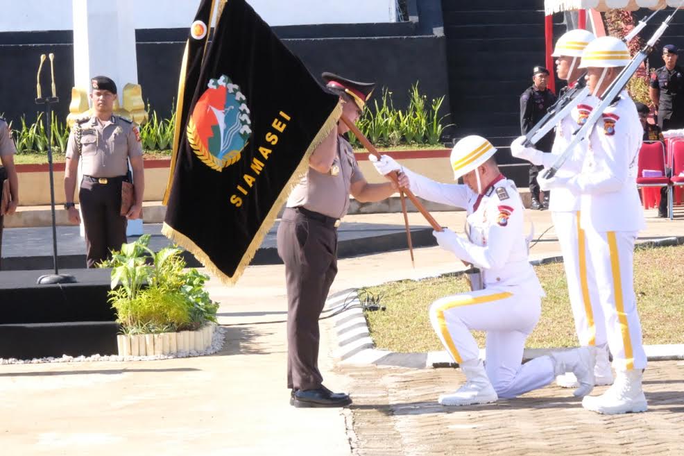 upacara-serah-terima-pataka-siammasei-polda-sulbar.jpg