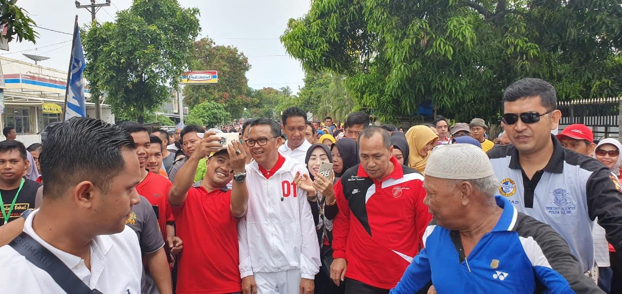 urdin-abdullah-bersama-peserta-jalan-sehat-di-takalar.jpg
