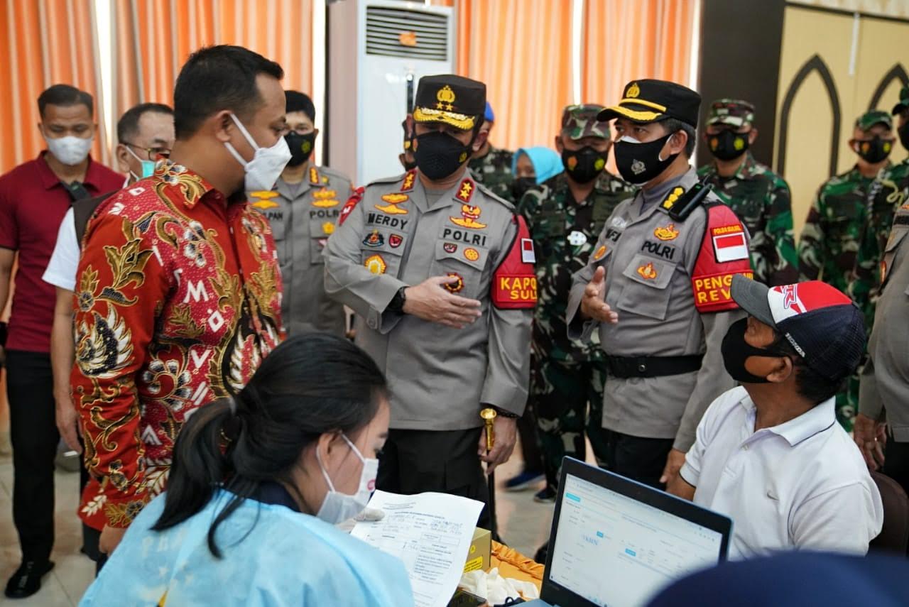 vaksinasi-massal-1-juta-warga-sulsel-berlangsung-di-asrama-haji-sudiang.jpg