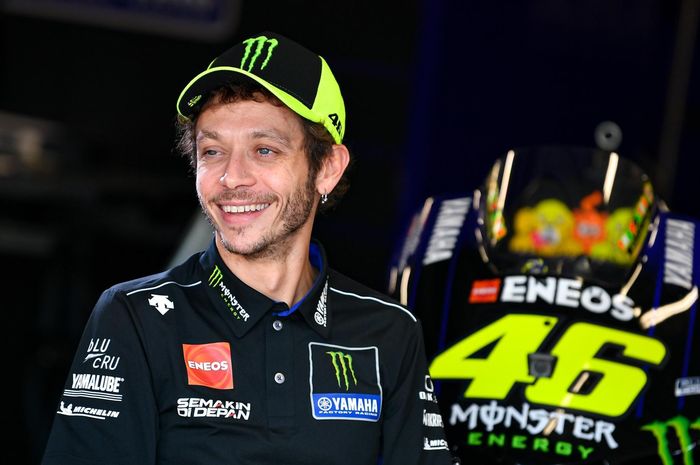 valentino-rossi-senyum-1.jpg