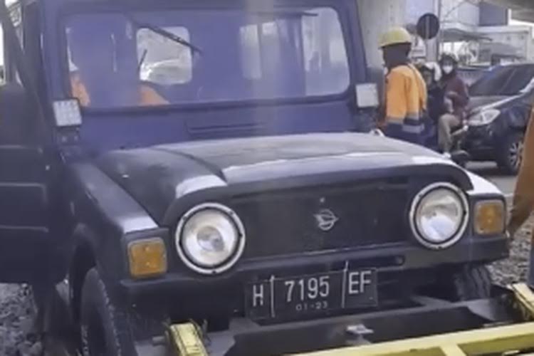 video-daihatsu-taft-naik-ke-rel-kereta-api-viral-di-media-sosial-13102021.jpg