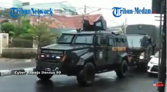 video-detik-detik-kendaraan-taktis-koopsus-tni-berhenti-di-depan-markas-fpi-habib-riziq-shihab.jpg