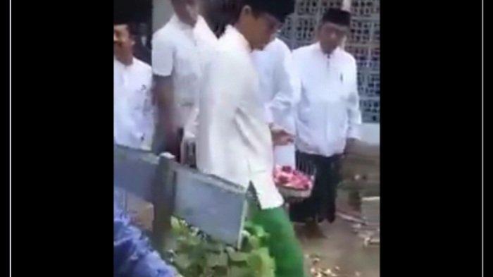 video-detik-detik-sandiaga-uno-langkahi-makam-pendiri-nu.jpg