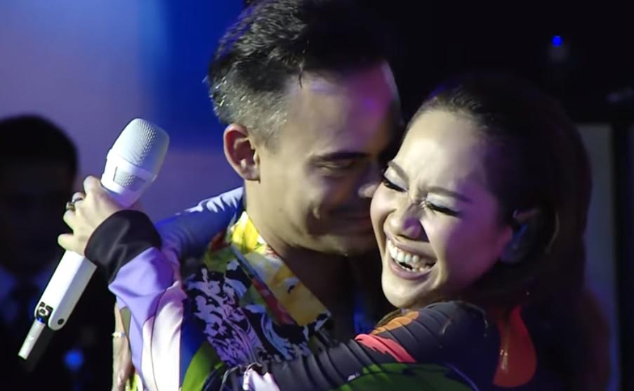 video-lawasnya-viral-perlihatkan-tatapan-cinta-ashraf-untuk-bcl-saat-nyanyikan-lagu-ini.jpg