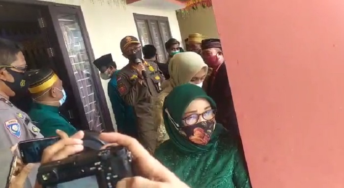 video-pesta-pernikahan-di-makassar-dibubarkan-satpol-pp-karena-mencegah-kerumunan.jpg