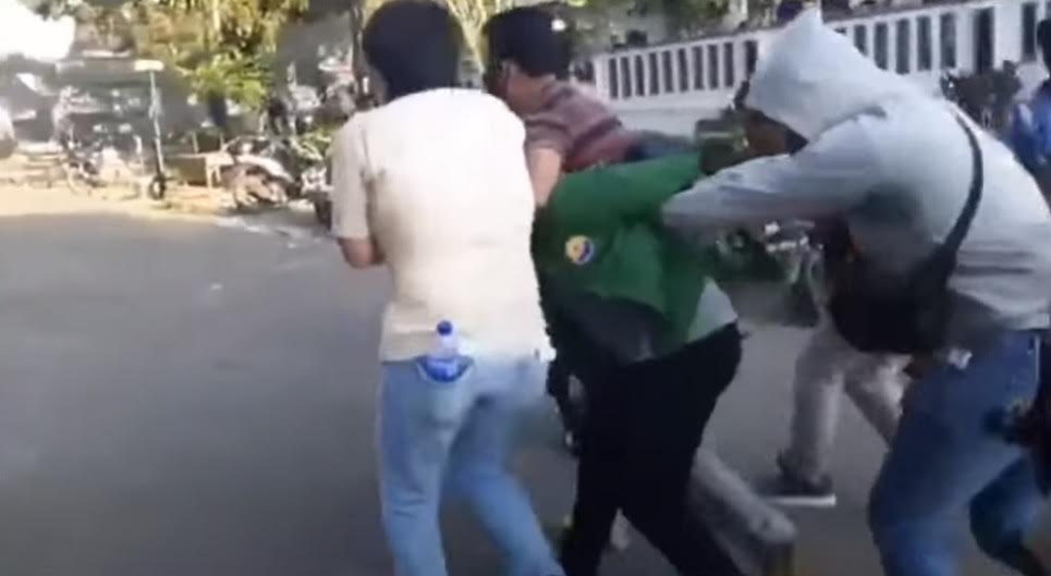 video-viral-diduga-perwira-brimob-dipukul-polisi-berseragam-saat-demo-omnibus-law.jpg