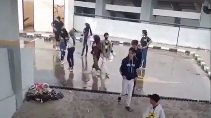 video-viral-puluhan-remaja-dibubarkan-satpol-pp-di-atap-stadion-pcb-bekasi.jpg