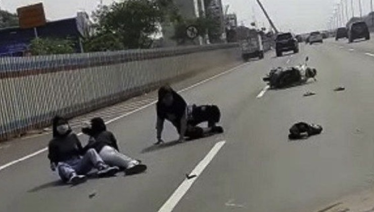 viral-perempuan-bonceng-tiga-tanpa-helm-masuk-tol-dan-kecelakaan.jpg