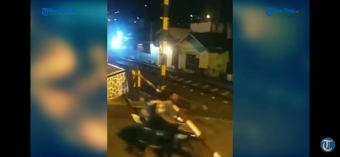 viral-video-pengendara-motor-tabrak-palang-pintu-kereta-api-ini-penjelasan-pt-kai.jpg