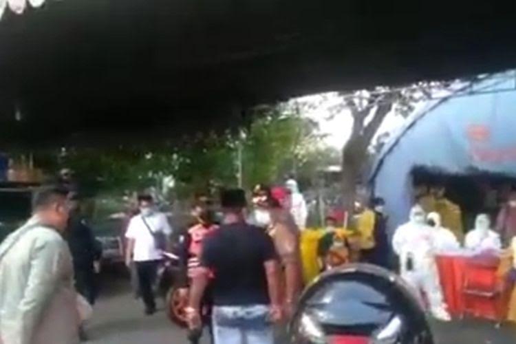 viral-video-pria-asal-madura-tantang-duel-petugas-menolak-dites-swab-di-pos-penyekatan-suramadu.jpg