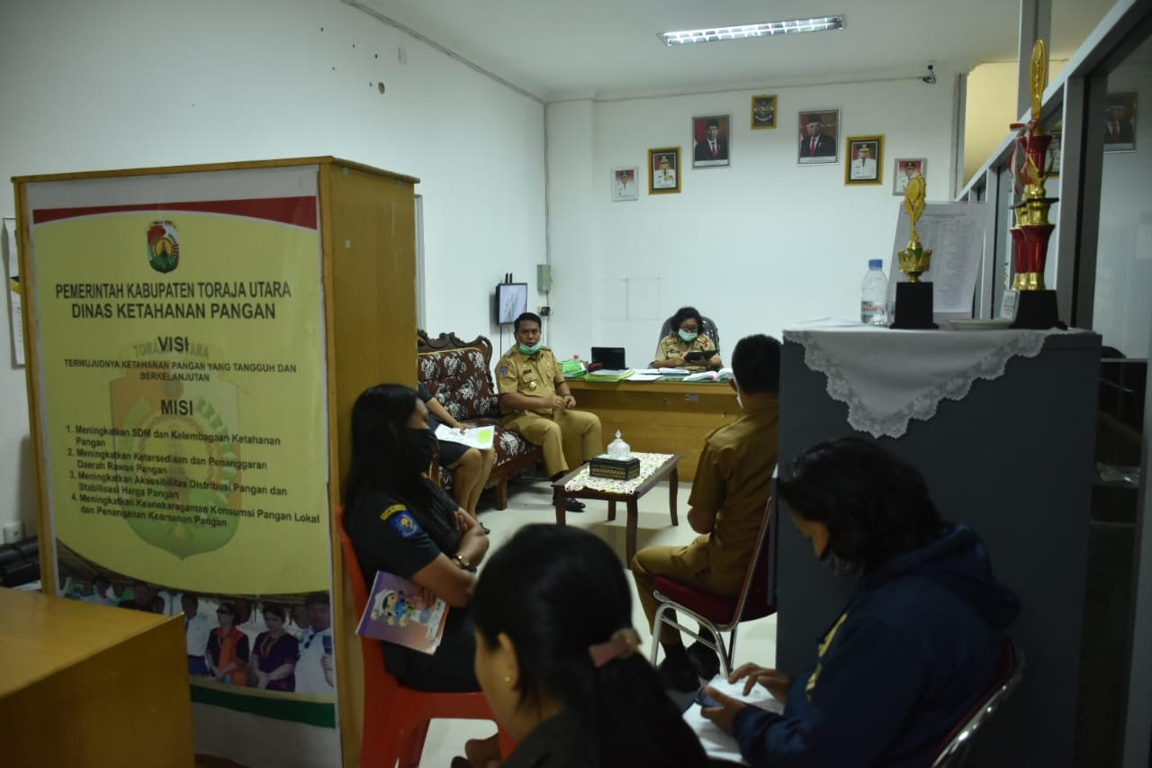 Wabup Toraja Utara Rapat Intern di Dinas Ketahanan Pangan, Minta Kadis Perhatikan Gaji Honorer