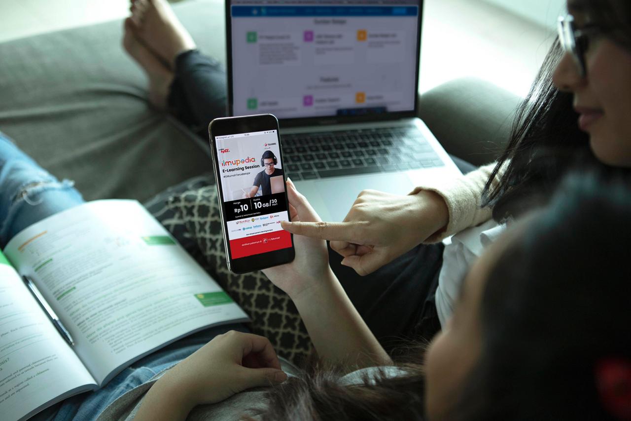 wahyunarsih-atau-akrab-disapa-ayu-mendampingi-anaknya-belajar-via-dalam-jaringan.jpg