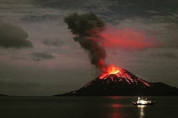 wajib-tahu-5-gunung-api-di-indonesia-berstatus-awas-dan-waspada-gunung-anak-krakatau-di-level-3.jpg