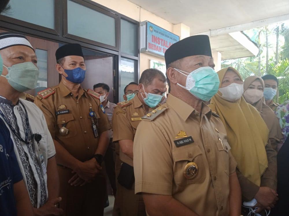 wakil-bupati-gowa-h-abd-rauf-malaganni-menjenguk-korban-pesugihan-di-gowa.jpg