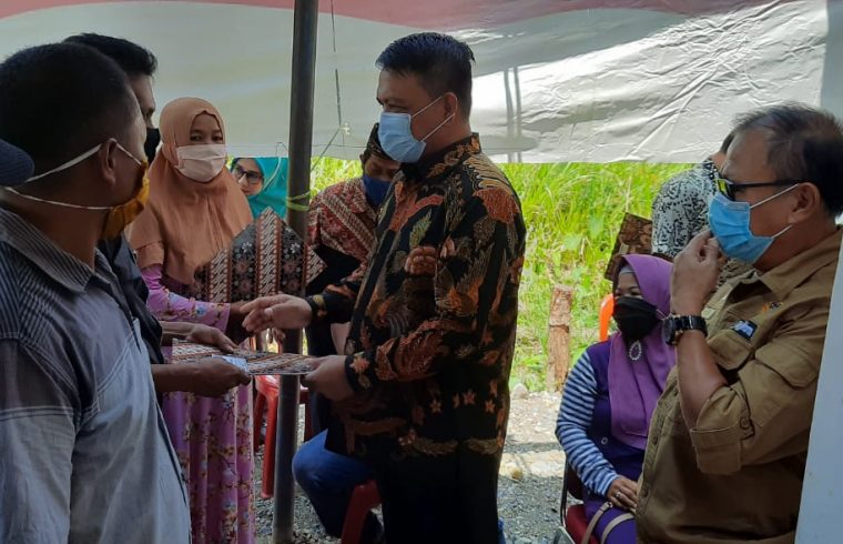 Wakil Bupati Luwu Serahkan 805 Sertifikat Tanah di Kantor Lurah Bosso