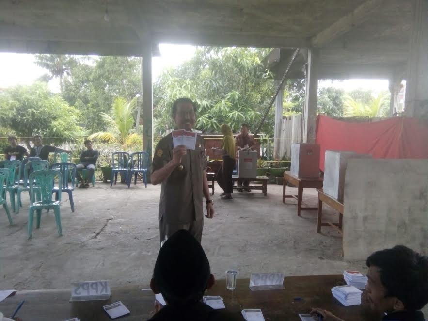 wakil-bupati-pinrang-muh-darwis-bastama-menggunakan-hak-pilihnya-di-tps-5_20180627_112302.jpg