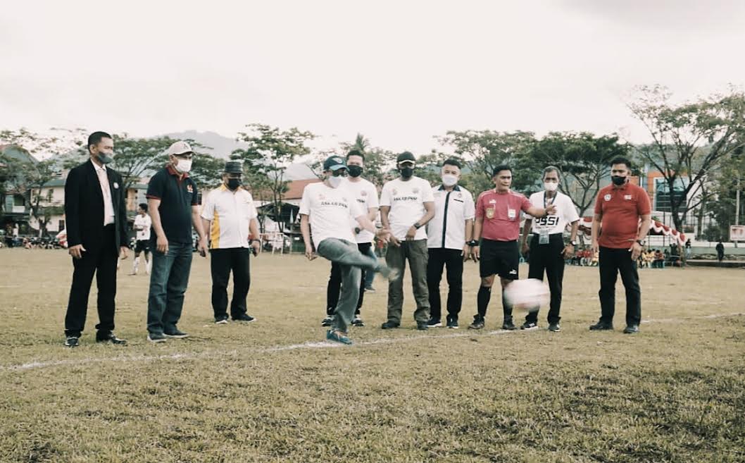 wakil-bupati-toraja-utara-membuka-secara-resmi-pertandingan-sepak-bola.jpg
