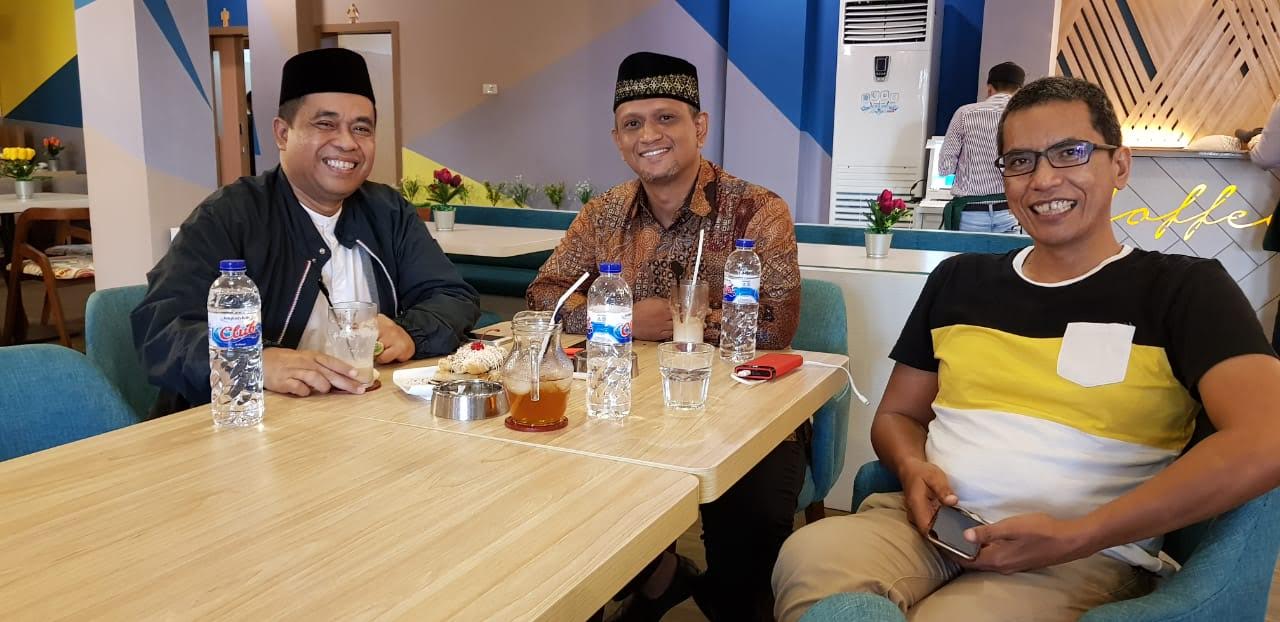 wakil-bupati-wajo-andi-syahrir-kube-kiri-saat-bertemu-dengan-dr-baso-rahmanuddin_20180619_142414.jpg