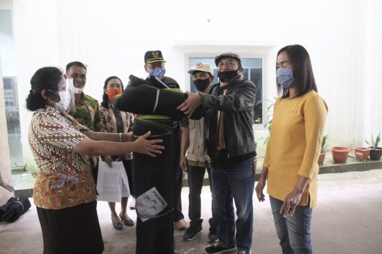 GTPP Covid-19 Toraja Utara Bagikan Waring dan Polybag ke Warga