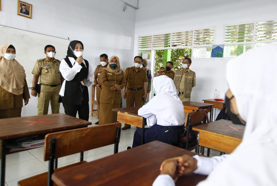 wakil-wali-kota-makassar-fatmawati-rusdi-tinjau-ptm-di-smpn-15-makassar.jpg