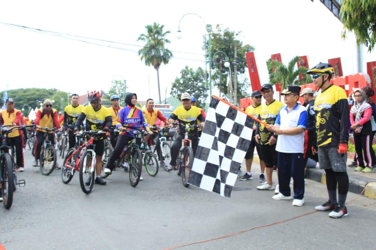 wali-kota-palopo-judas-amir-melepas-rombongan-sepeda-santai.jpg