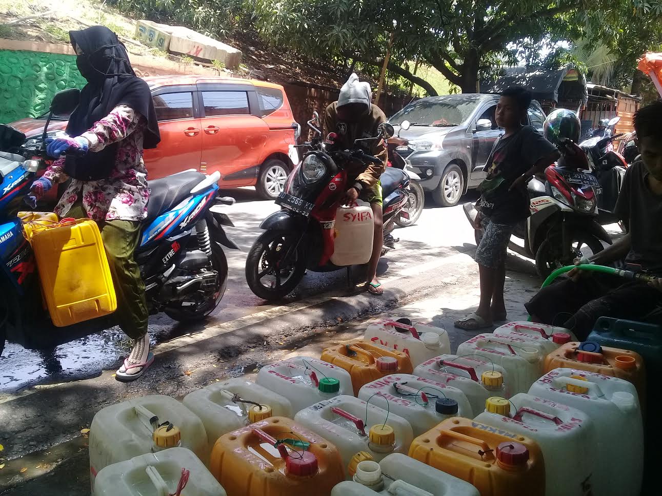 Potret Kekeringan di Utara Makassar, Emak-emak Jemput Anak Sekolah Bawa Jeriken Air