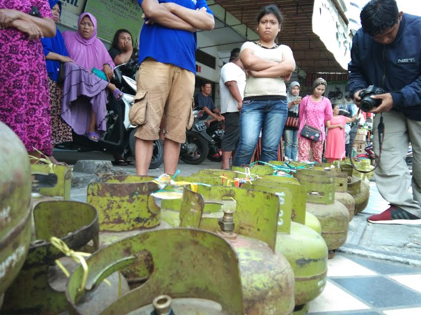 warga-antre-beli-gas-3-kg-di-jl-pelita-kota-parepare_20180830_115400.jpg