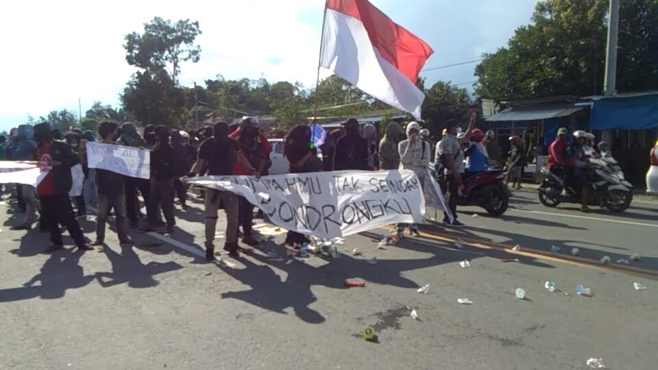 warga-baloli-kamiri-demo-di-depan-polres-luwu-utara-jalan-jenderal-ahmad-yani.jpg