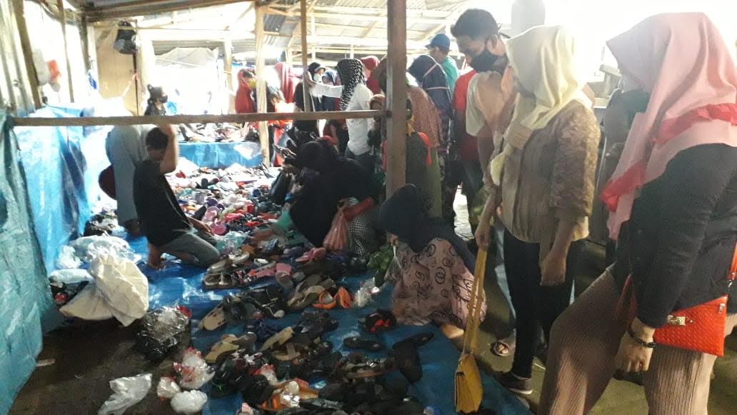 warga-berdesakan-di-pasar-samaenre-bikeru-jumat-2252020.jpg