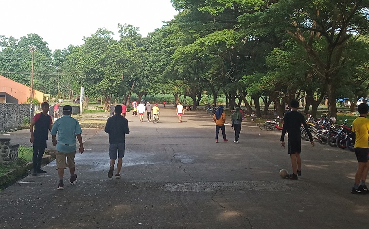 warga-berolahraga-di-gor-sudiang-jl-pajjaiyang-raya-kota-makassar-minggu-3152020-pagi.jpg