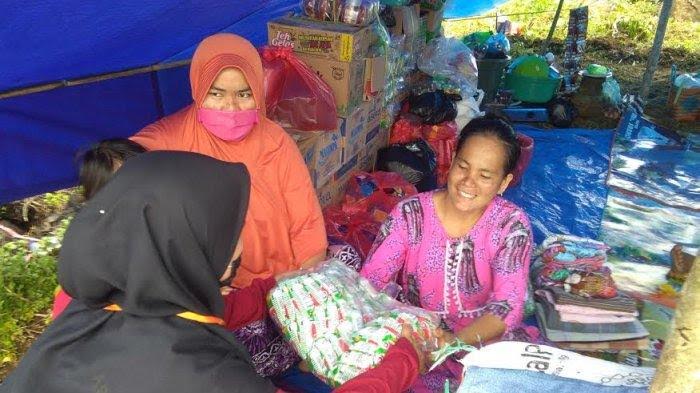 warga-desa-meli-surni-kanan-menerima-mi-instan-di-lokasi-pengungsian-desa-meli-382020.jpg