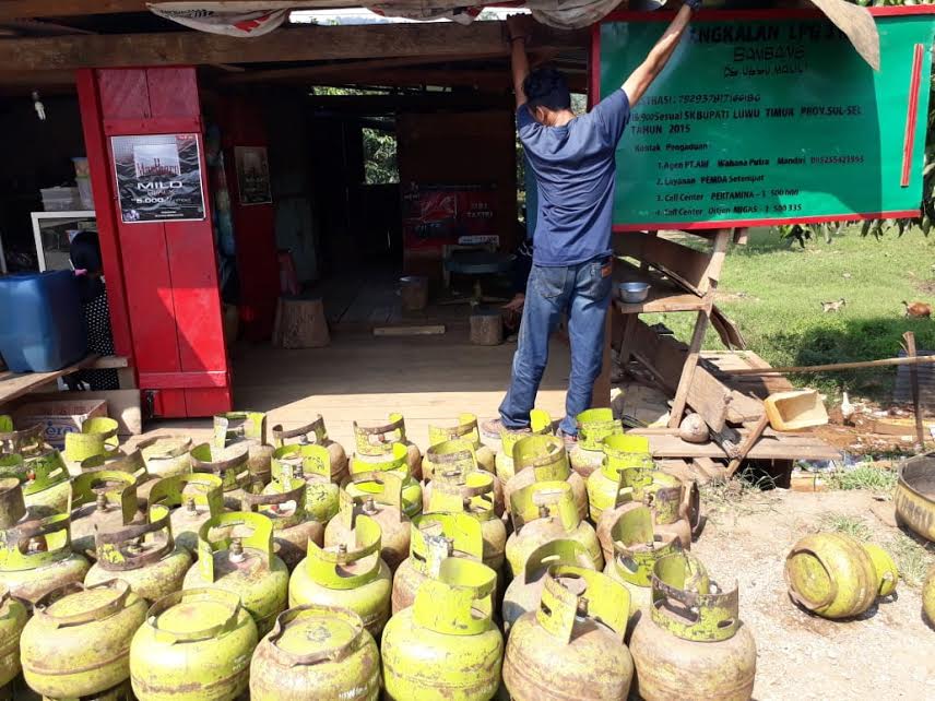 warga-di-kabupaten-luwu-timur-masih-mengeluhkan-langka-dan-mahalnya-lpg_20180831_181558.jpg