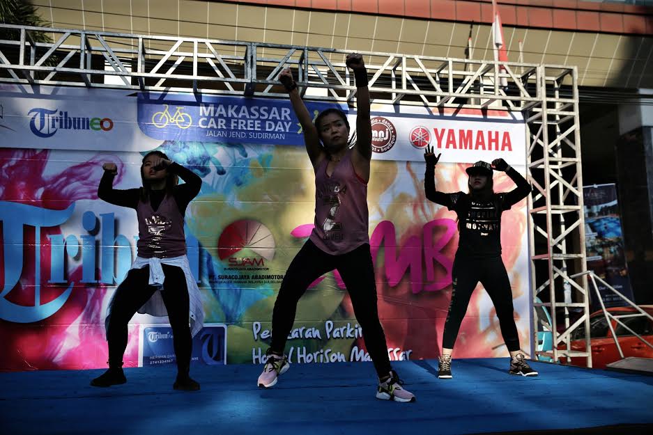 warga-makassar-antusias-mengikuti-senam-zumba.jpg<pf>senam-zumba-di-jl-jendral-sudirman.jpg<pf>senam-zumba-di-cfd-sudirman.jpg