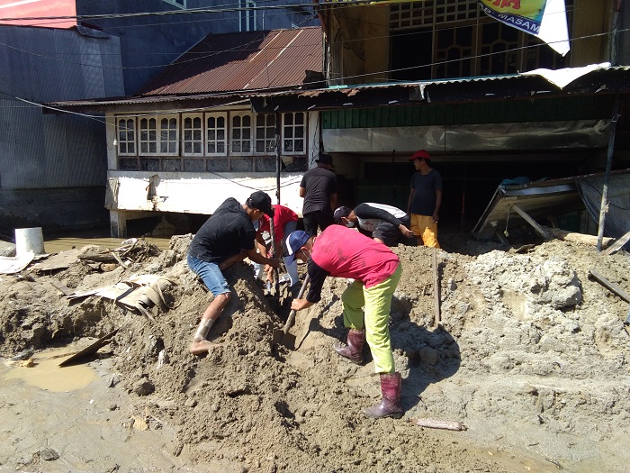 warga-masamba-berupaya-membersihkan-material-pasir-dan-lumpur-kamis-2372020.jpg