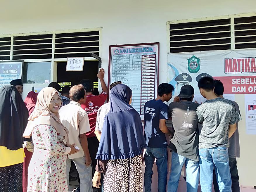Warga Lansia TPS 02 Desa Cikoang Takalar Bingung Saat Nyoblos