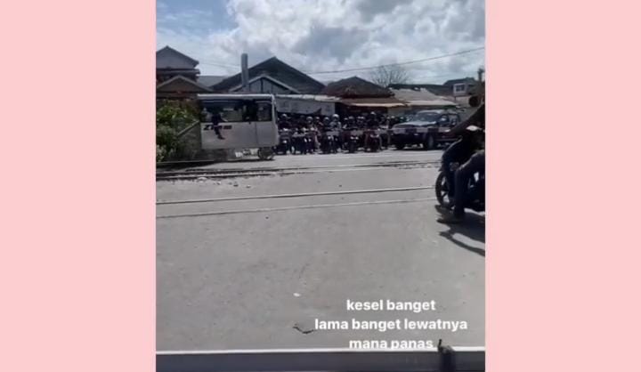 Sudah Nunggu Lama di Bawah Terik Mentari, Ternyata Bukan Kereta Api yang Lewat, Bikin Kesal Warga
