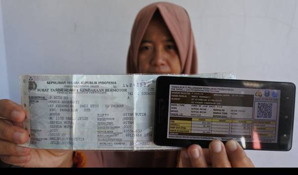 warga-menunjukkan-bukti-pelunasan-pajak-kendaraan-bermotor-lewat-stnk.jpg