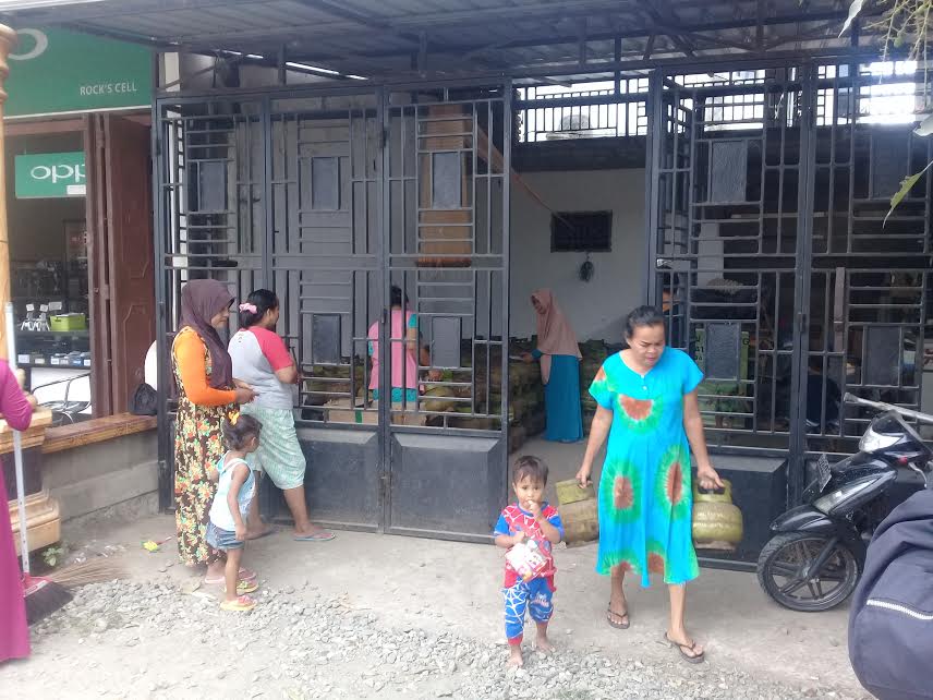 warga-yang-hendak-membeli-elpiji-3-kg-di-kabupaten-sidrap-harus-memperlihatkan-kk_20180829_171005.jpg