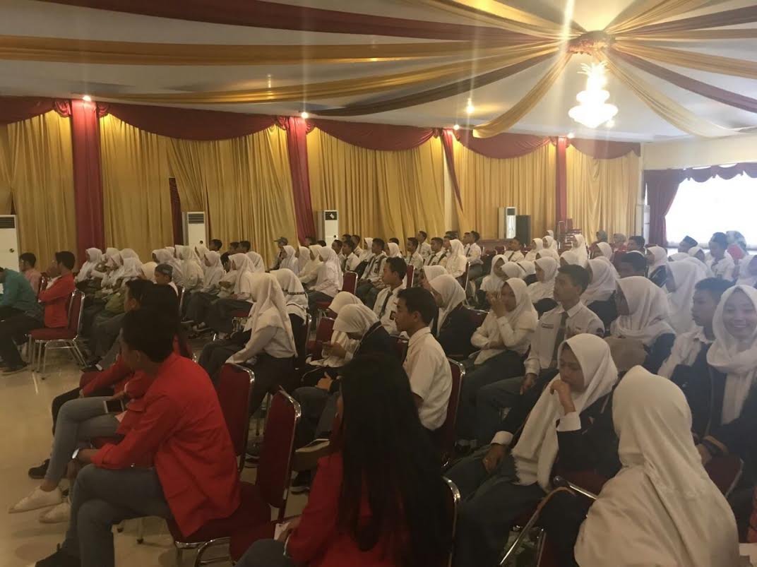 Workshop Kreatif Mahasiswa KKN Unhas Ajari 200 Pelajar Bantaeng Materi Ini