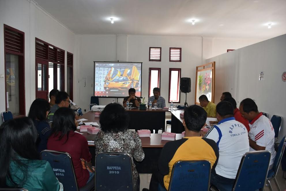 yosia-rinto-kadang-memimpin-rapat-koordinasi-penanggulangan-kemiskinan_20180420_142019.jpg