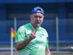 2025-11-12-Bojan-Hodak-saat-memimpin-latihan-Persib-Bandung.jpg