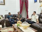 2025-11-15-Yusran-Lalogau-34-menerima-Kepala-Kemenag-Pangkep-Dr-HM-Ramli-Rasyid.jpg