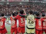 20250807-Para-pemain-Persija-Jakarta-menemui-suporternya.jpg