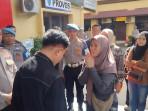 Menangis di Hadapan Yusril, Keluarga Dandi Korban Demo Rusuh Makassar Minta Pelaku Dihukum Berat